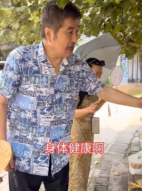 港星林威當村幹部,穿拖鞋挨家通知開會,不把自己當大佬接地氣