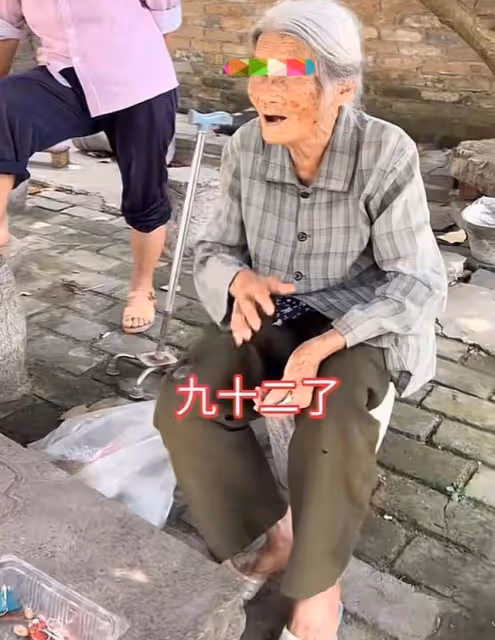 港星林威當村幹部,穿拖鞋挨家通知開會,不把自己當大佬接地氣
