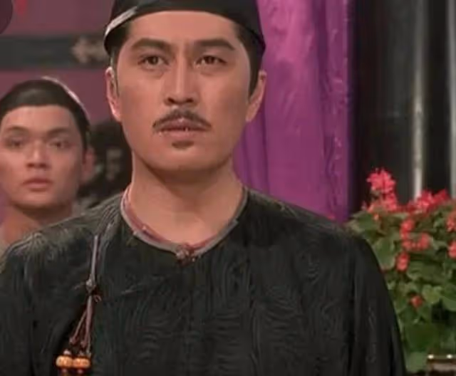 港星林威當村幹部,穿拖鞋挨家通知開會,不把自己當大佬接地氣