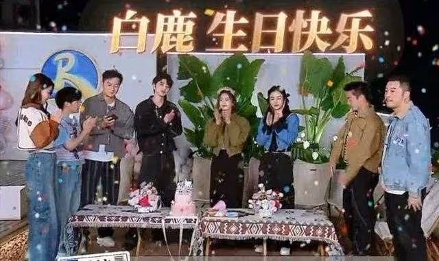 被節目組區別對待,白鹿替周深解圍,兩人雙向奔赴連睡衣都一樣