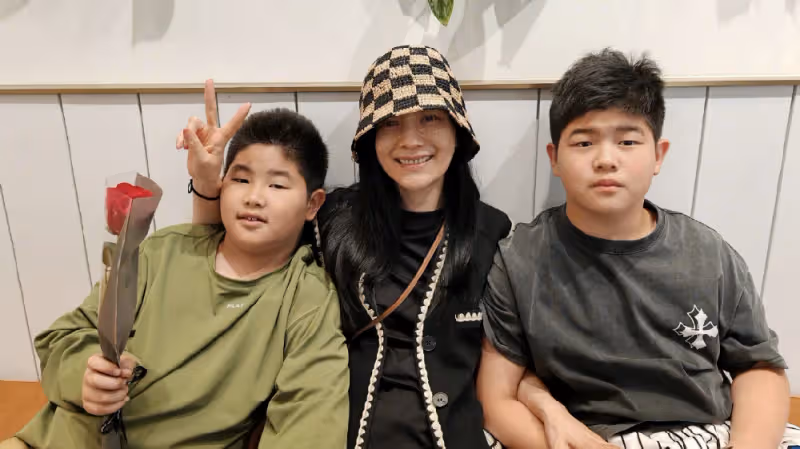 沙溢520曬照表白妻兒，安吉和小魚兒模樣大變，身材比胡可魁梧