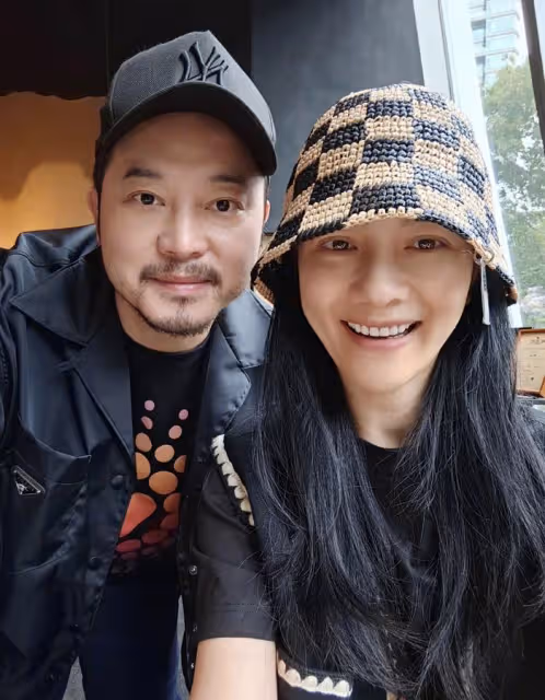 沙溢520曬照表白妻兒,安吉和小魚兒模樣大變,身材比胡可魁梧