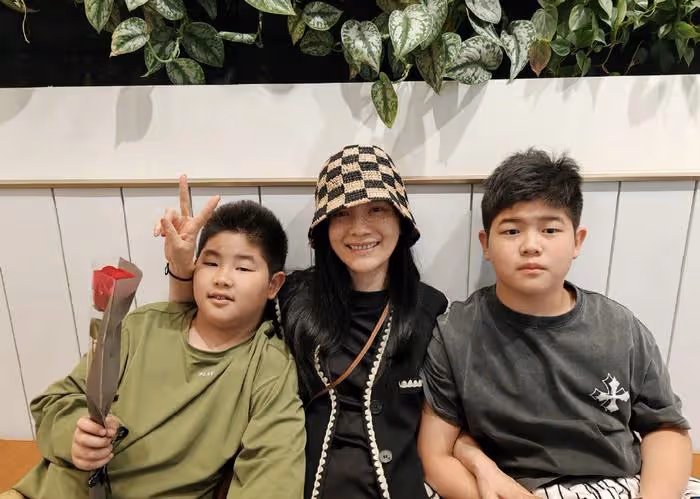 沙溢520曬照表白妻兒,安吉和小魚兒模樣大變,身材比胡可魁梧