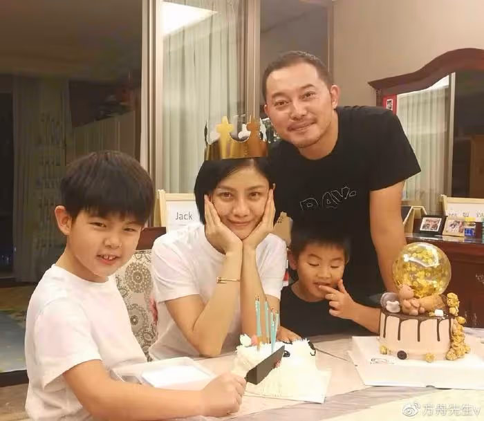 沙溢520曬照表白妻兒,安吉和小魚兒模樣大變,身材比胡可魁梧