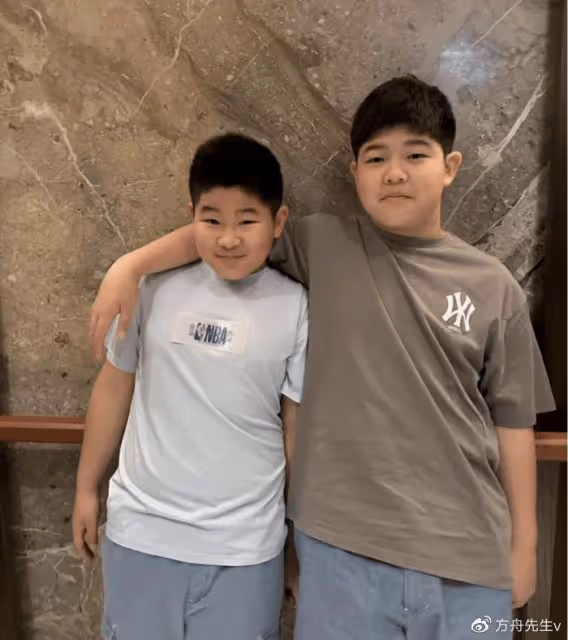 沙溢520曬照表白妻兒,安吉和小魚兒模樣大變,身材比胡可魁梧