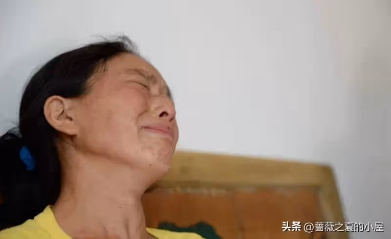 好友兒子患癌問我借100萬！她拿到錢後失聯「我打工還債」5年後「我接到了一通電話」崩潰痛哭