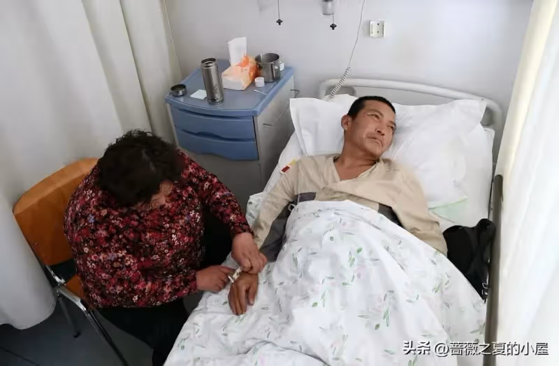 好友兒子患癌問我借100萬！她拿到錢後失聯「我打工還債」5年後「我接到了一通電話」崩潰痛哭