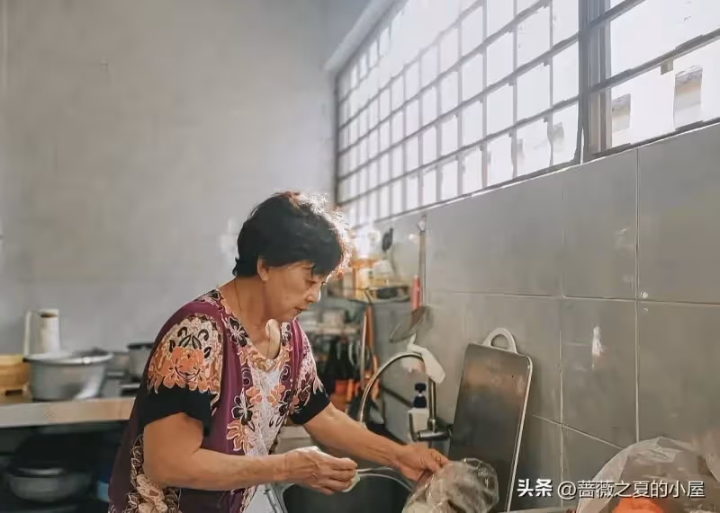 好友兒子患癌問我借100萬!她拿到錢後失聯「我打工還債」5年後「我接到了一通電話」崩潰痛哭