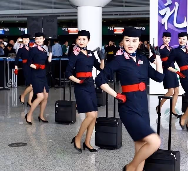 空姐上下飛機為什麼一定要拉一個行李箱？裡面到底裝的是什麼呢？