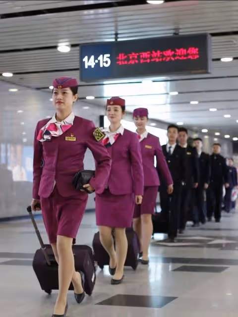 空姐上下飛機為什麼一定要拉一個行李箱？裡面到底裝的是什麼呢？