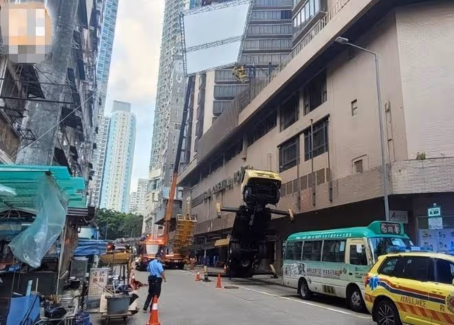 黃渤倪妮劇組突發意外!升降台從高空坍塌8人受傷,現場畫面曝光