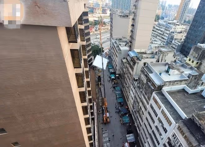 黃渤倪妮劇組突發意外!升降台從高空坍塌8人受傷,現場畫面曝光