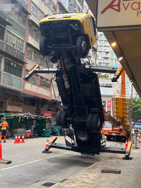 黃渤倪妮劇組突發意外!升降台從高空坍塌8人受傷,現場畫面曝光