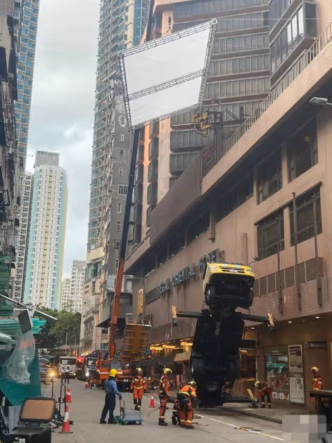 黃渤倪妮劇組突發意外!升降台從高空坍塌8人受傷,現場畫面曝光