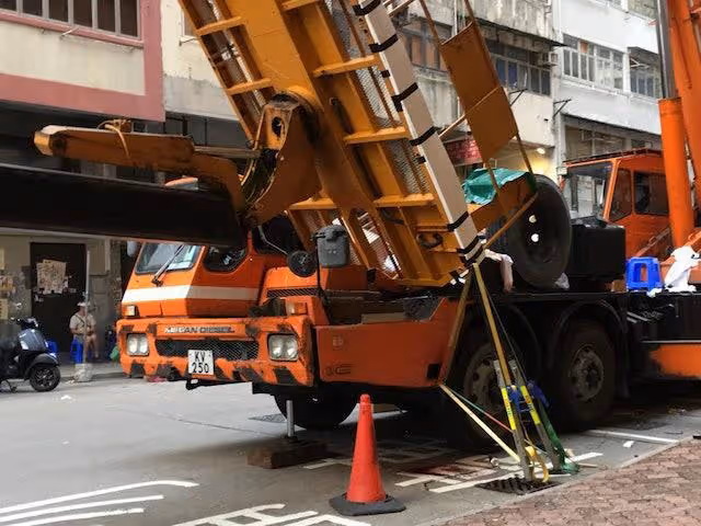 黃渤倪妮劇組突發意外!升降台從高空坍塌8人受傷,現場畫面曝光