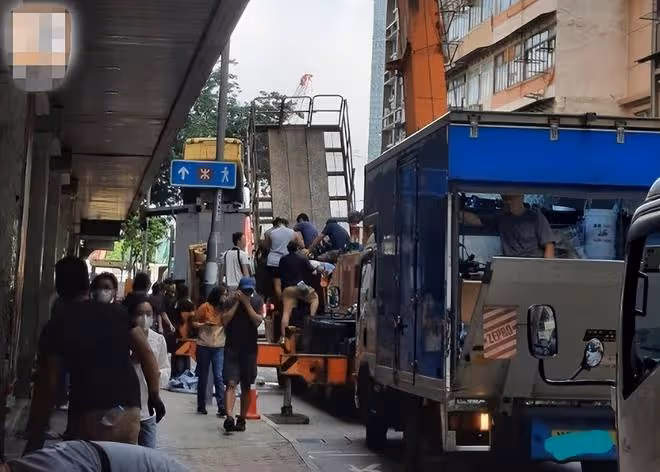 黃渤倪妮劇組突發意外!升降台從高空坍塌8人受傷,現場畫面曝光