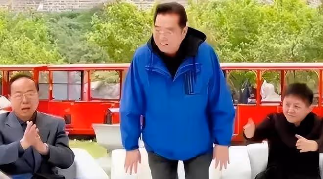 網曝李雙江一家三口罕見同框!李天一個子已超父母,夢鴿笑開花