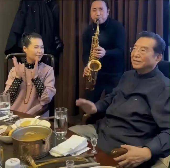 網曝李雙江一家三口罕見同框!李天一個子已超父母,夢鴿笑開花