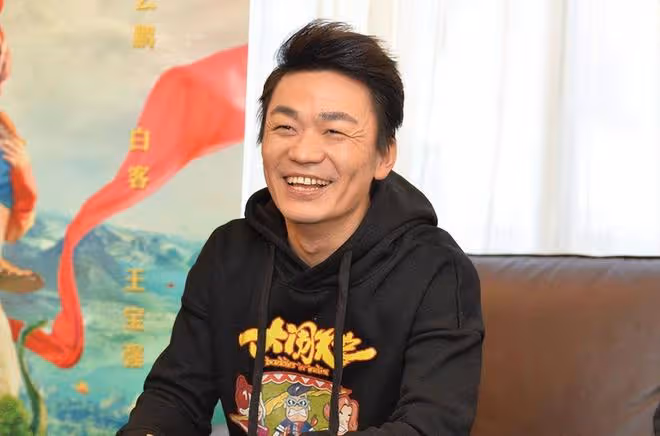 王寶強帶女友外出應酬,身穿潮服顯氣質!馮清站門口抽菸顯落寞
