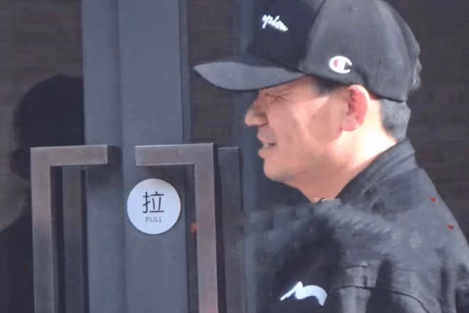 王寶強帶女友外出應酬,身穿潮服顯氣質!馮清站門口抽菸顯落寞