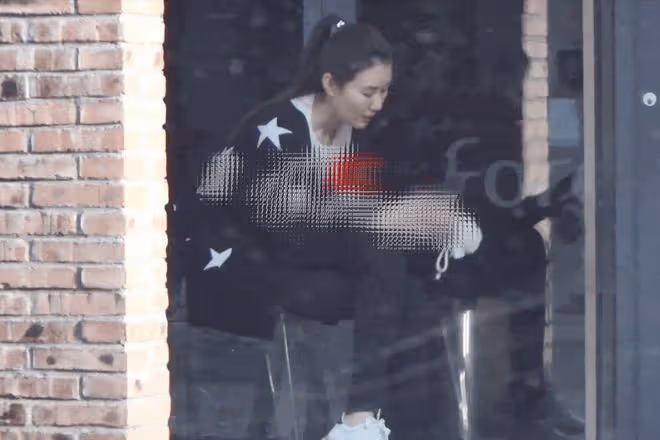 王寶強帶女友外出應酬,身穿潮服顯氣質!馮清站門口抽菸顯落寞