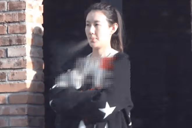 王寶強帶女友外出應酬,身穿潮服顯氣質!馮清站門口抽菸顯落寞