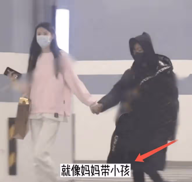 王寶強帶女友外出應酬,身穿潮服顯氣質!馮清站門口抽菸顯落寞