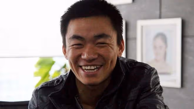 王寶強帶女友外出應酬,身穿潮服顯氣質!馮清站門口抽菸顯落寞