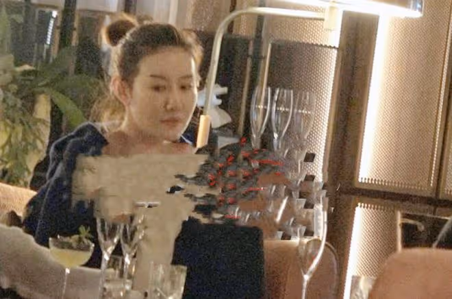 王寶強帶女友外出應酬,身穿潮服顯氣質!馮清站門口抽菸顯落寞