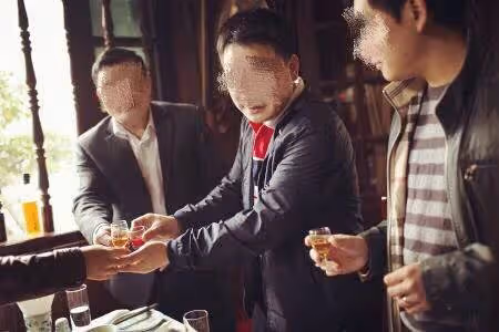 大哥大嫂來我家吃飯,看見大嫂走路姿勢不對,她塞我一張紙條,我嚇得報警!