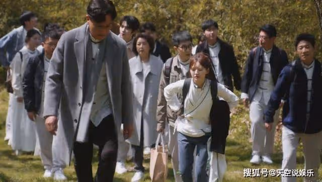 《後浪》調戲男性,拒穿裙子,用假小子定義孫頭頭,反成女性的悲哀
