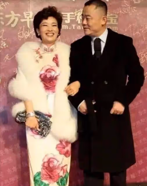 周立波三婚妻子不愧為貴婦，穿旗袍雍容華貴，54歲依舊風采迷人