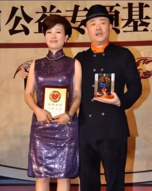 周立波三婚妻子不愧為貴婦，穿旗袍雍容華貴，54歲依舊風采迷人