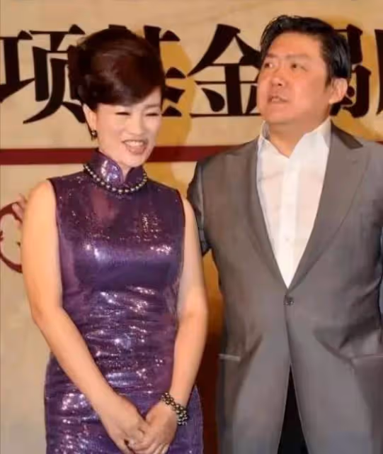 周立波三婚妻子不愧為貴婦，穿旗袍雍容華貴，54歲依舊風采迷人