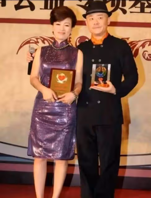 周立波三婚妻子不愧為貴婦，穿旗袍雍容華貴，54歲依舊風采迷人