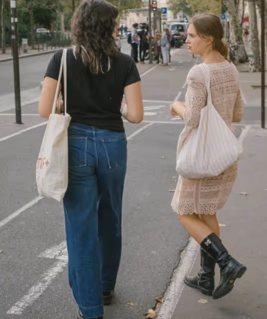懂搭配的女人，都在用「帆布包」配衣服，舒服自在穿起來更時髦