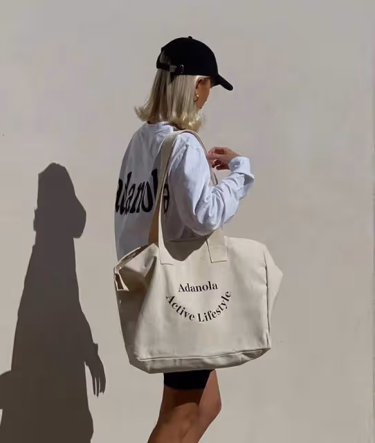 懂搭配的女人，都在用「帆布包」配衣服，舒服自在穿起來更時髦