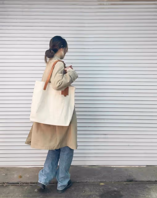 懂搭配的女人，都在用「帆布包」配衣服，舒服自在穿起來更時髦