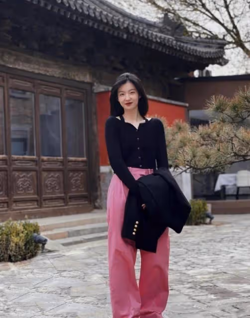 建議有肚子的女人,儘量少穿闊腿褲和無痕褲,其實這些更顯瘦