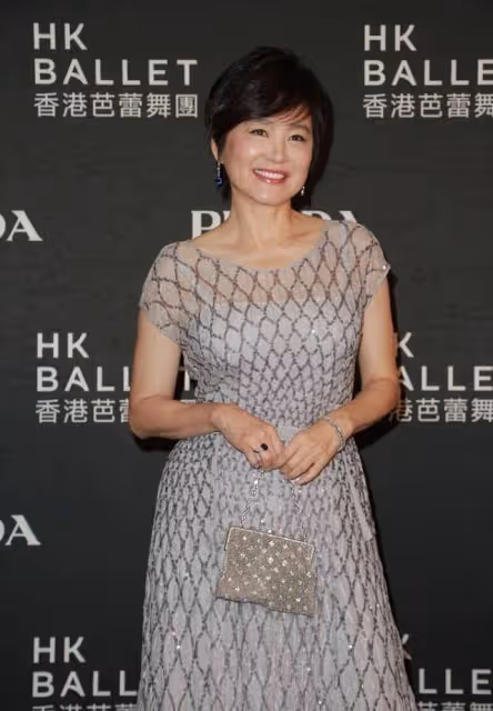 林青霞雖然老了,但身材沒啥變化,穿紅色長裙貴氣又時尚,真耐看