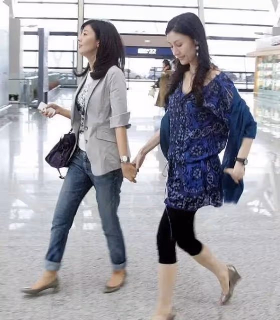 李嘉欣和親姐罕見亮相，她穿著年輕時髦，氣場卻輸給素人姐姐