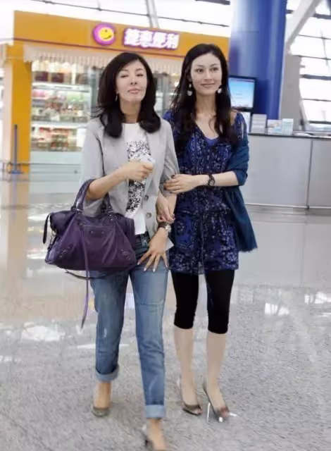 李嘉欣和親姐罕見亮相，她穿著年輕時髦，氣場卻輸給素人姐姐