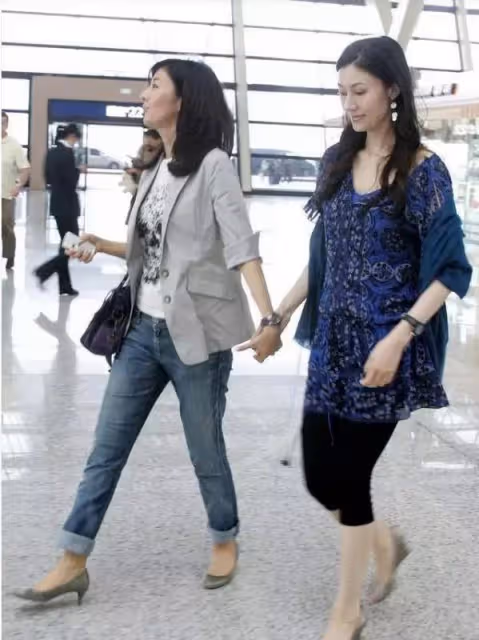 李嘉欣和親姐罕見亮相,她穿著年輕時髦,氣場卻輸給素人姐姐