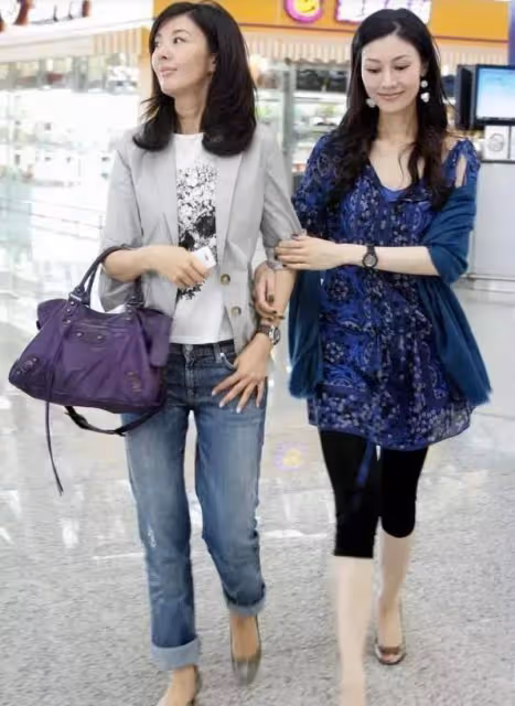 李嘉欣和親姐罕見亮相,她穿著年輕時髦,氣場卻輸給素人姐姐