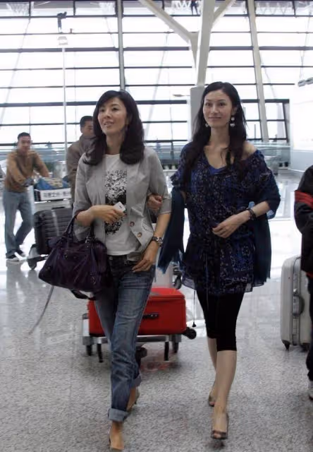李嘉欣和親姐罕見亮相,她穿著年輕時髦,氣場卻輸給素人姐姐