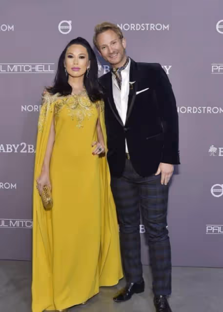 鄧文迪換妝容像換了臉！穿金黃長裙超霸氣，埃及豔后都不及她美艷