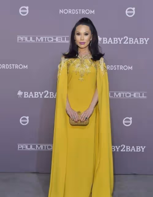鄧文迪換妝容像換了臉！穿金黃長裙超霸氣，埃及豔后都不及她美艷
