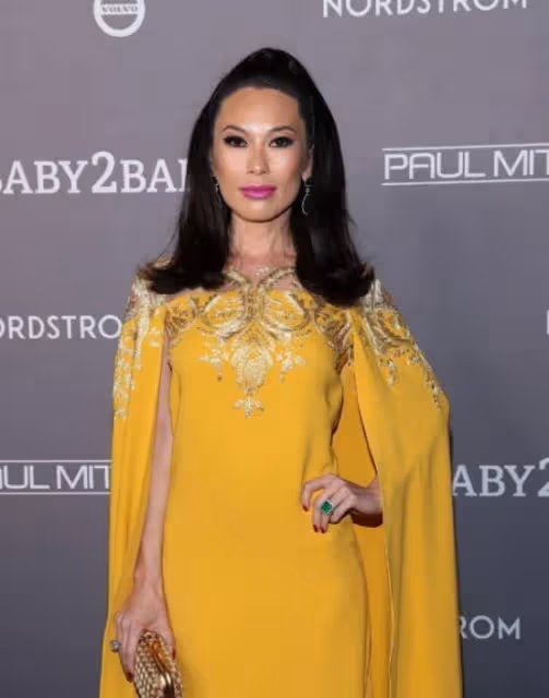 鄧文迪換妝容像換了臉！穿金黃長裙超霸氣，埃及豔后都不及她美艷