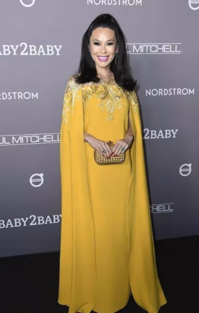 鄧文迪換妝容像換了臉!穿金黃長裙超霸氣,埃及豔后都不及她美艷