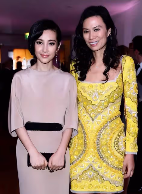 鄧文迪換妝容像換了臉!穿金黃長裙超霸氣,埃及豔后都不及她美艷